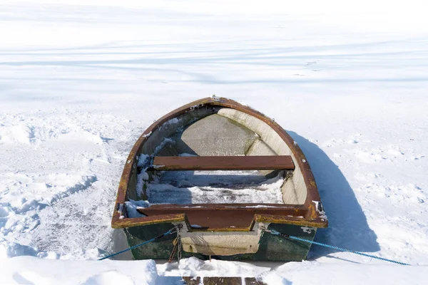 Staré veslování lodi v zamrzlé jezero na slunný zimní den, pojetí metafora pro vypalování, pomalu dolů a zastavení v podnikání kariéru nebo v soukromém životě, zkopírujte prostor — Stock fotografie