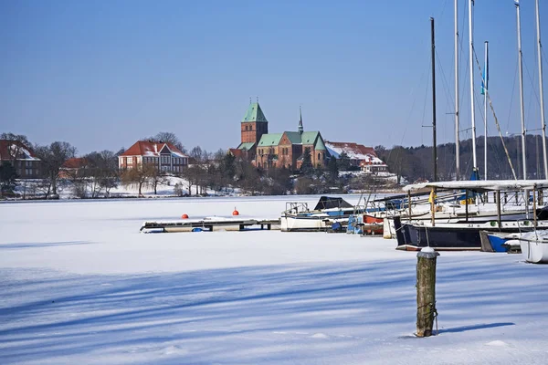 Cattedrale o Dom di Ratzeburg presso il lago ghiacciato nel nord della Germania in una giornata invernale soleggiata, vista dal porto di vela, copiare spazio — Foto Stock