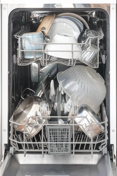 Грязная посуда в узкой посудомоечной машине, готовая к уборке — стоковое фото