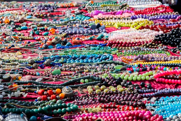 Красочные ожерелья для продажи на блошином рынке, потребительский фон — стоковое фото