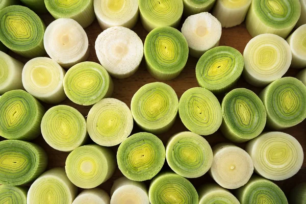 Porree in Scheiben geschnitten, frisches Bio-Gemüse von oben gesehen als Kochhintergrund — Stockfoto