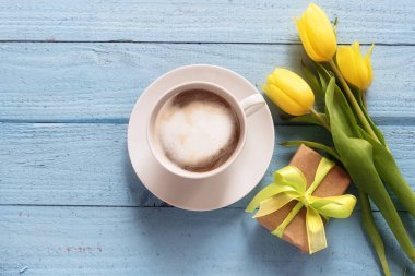kahve fincanı, Sarı Lale çiçek ve hediye kopya alanı, üstten üstten görünüm bir mavi ahşap zemin üzerine