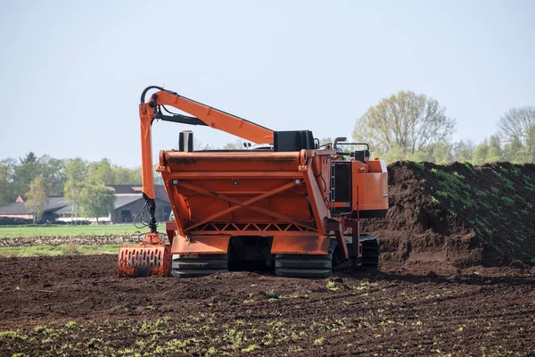 剥ぎ取り湿原、ドイツ連邦共和国ニーダー ザクセン州で発生した湿原泥炭抽出のための特殊な機械 — ストック写真