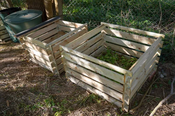 Contenitore di compost come semplici silos di legno in giardino — Foto Stock