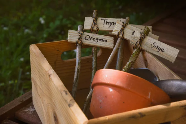 Scatola di legno con etichette di nome rustico per piante di erbe, creativo fai da te l'idea per il giardino rurale — Foto Stock