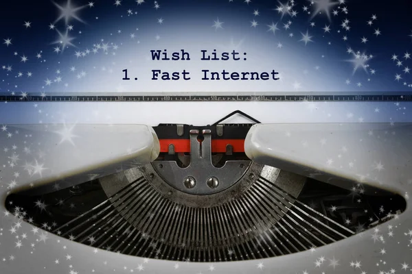 Lista de desejos, escrito em uma velha máquina de escrever com um único item, Internet rápida. Algumas estrelas no fundo escuro, conceito de Natal para rede, modernização e digitalização — Fotografia de Stock
