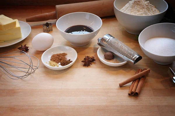 Ingredients for baking gingerbread cookies, traditional homemade pastry in the Christmas time, on a wooden worktop in the kitchen, copy space — Stock Photo, Image