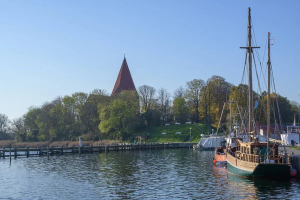 Baltık Denizi yakınlarındaki Wismar adasındaki kilisenin önündeki yat limanında yelken açan gemiler, kopyalanmış uzayı olan mavi gökyüzü. — Stok fotoğraf