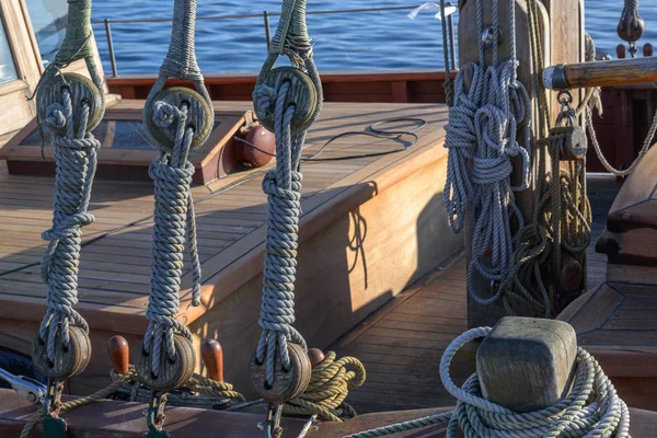 Aparejos, cuerdas y nudos en un velero histórico de madera en un día soleado en el mar — Foto de Stock