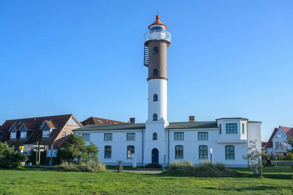 Faro a Timmendorf, destinazione turistica sull'isola di Poel vicino a Wismar nel Mar Baltico, Germania, cielo blu con spazio copia — Foto Stock