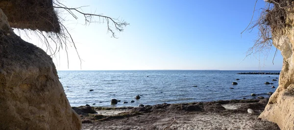 Widok na Morze Bałtyckie od zmytego stromego wybrzeża na zachodnim brzegu niemieckiej wyspy Poel w słoneczny dzień, błękitne niebo z przestrzenią do kopiowania — Zdjęcie stockowe
