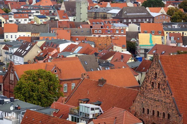 Patroon van rode daken in de oude binnenstad van Wismar, Duitsland — Stockfoto