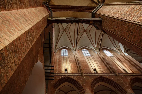 Sklepienie ceglane z łukami i słupami wewnątrz kościoła św Georgen na starym mieście w Wismarze, słynna atrakcja turystyczna — Zdjęcie stockowe