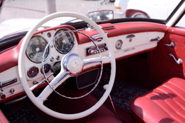 Ratzeburg, Almanya - 2 Haziran 2019: mercedes 190 sl, iki kapılı lüks roadster cabriolet kokpit iç, Ratzeburg oldtimer toplantısında klasik bir otomobil