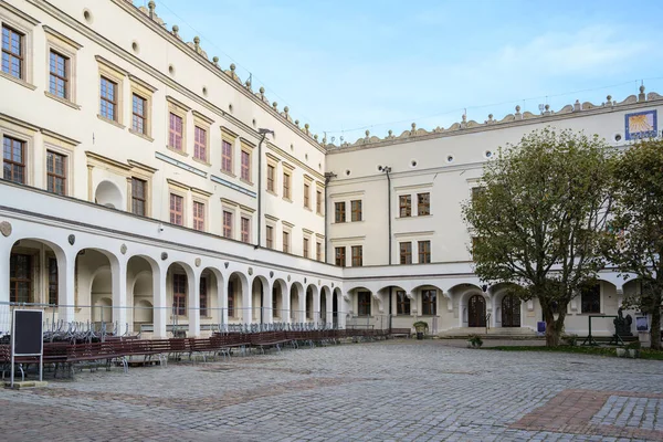 Внутренний двор герцогского замка в Щецине, Польша, бывшая резиденция герцогов Померания-Штеттинских, сегодня часто используется для культурных мероприятий — стоковое фото