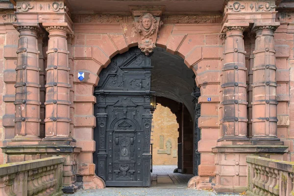 Trä dörr i ingången till Schloss Johannisburg i Aschaffenburg, känd historisk stad slott byggd av röd sandsten — Stockfoto