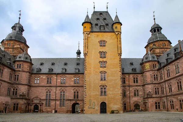 德国巴伐利亚历史名城城堡阿沙芬堡的施罗德 · 约翰尼斯堡（Schloss Johannisburg）的内院落，与蓝天相映成趣 — 图库照片
