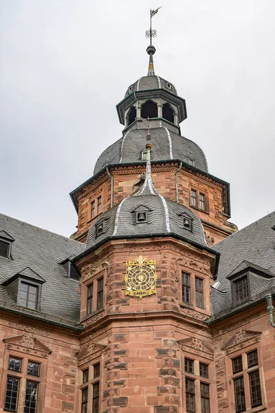 Πύργος του ρολογιού του Schloss Johannisburg στο Aschaffenburg, ένα διάσημο ιστορικό κάστρο της πόλης ενάντια σε ένα γκρίζο ουρανό, βόρεια Βαυαρία, Γερμανία, Ευρώπη — Φωτογραφία Αρχείου