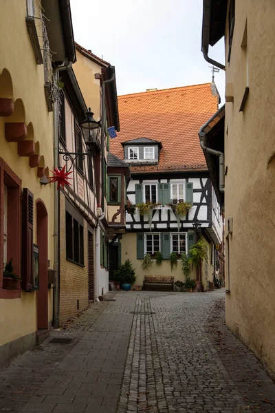Keskeny sikátor történelmi fás házakkal Aschaffenburg óvárosában, Észak-Bajorországban, Németországban — Stock Fotó