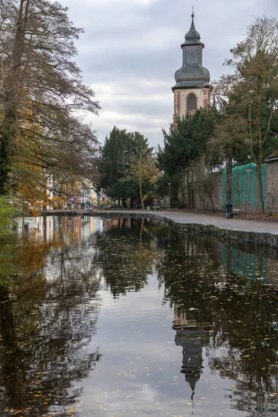 Kościół Pielgrzymkowy Nawiedzenia Najświętszej Marii Panny z odbiciem w wodzie, zwany także Sandkirche (kościół piaskowy) lub Ecclesia ad album Lilium (kościół Białej Lilii), kościół wotywny w Aschaffenburgu, Spessart, północnej Bawarii w Europie, — Zdjęcie stockowe