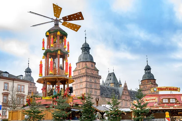 Aschaffenburg - 30. November 2019: Weihnachtspyramide auf dem Adventmarkt auf der berühmten Burg Johannisburg in Aschaffenburg — Stockfoto