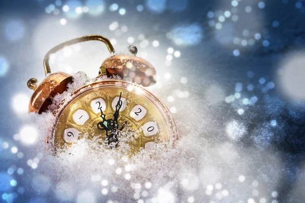 Feliz Año Nuevo concepto, reloj despertador vintage en la nieve muestra 2020, tarjeta de felicitación con espacio para copiar — Foto de Stock