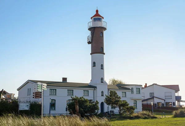 Faro a Timmendorf sull'isola di Poel vicino Wismar nel Mar Baltico, Germania, cielo blu con spazio copia — Foto Stock