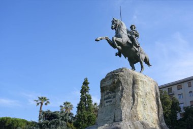 Giuseppe Garibaldi Anıtı, başkent La Spezia 'nın halka açık parkında bronz heykel, Liguria, İtalya, mavi gökyüzü, kopyalama alanı