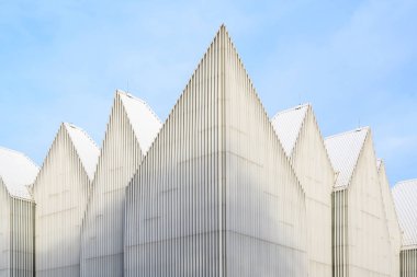 Szczecin, Polonya, 25 Ekim 2019: Dayanışma Meydanı 'ndaki Filarmoni Salonu' nun modern fütüristik cephesi, mimarlar Alberto Veiga ve Fabrizio Barozzi tarafından tasarlandı, mavi gökyüzü
