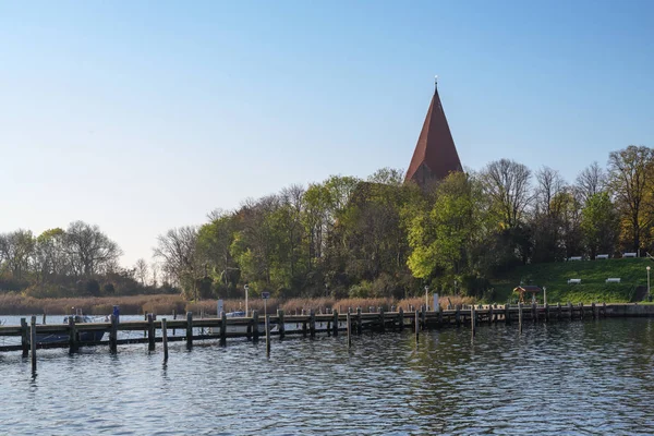 Trä brygga i yacht hamnen vid kyrkan i en vik på ön Poel nära Wismar i Östersjön, Tyskland, blå himmel med kopia utrymme — Stockfoto