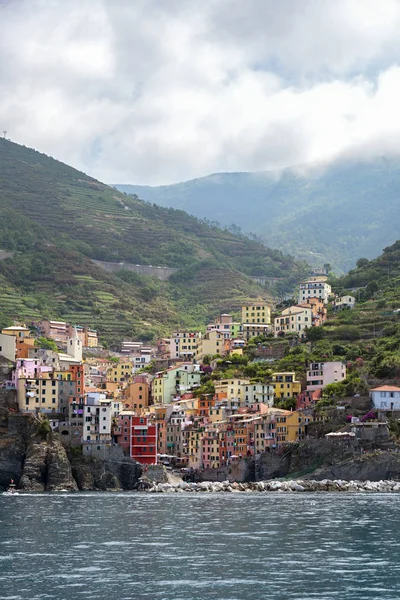 Cinque Terre, Riomaggiore, an ancient village with colorful houses in the mountains on the Mediterranean sea coast, famous tourist destination in Liguria, Italy — Stock Photo, Image
