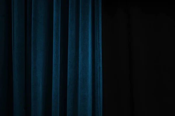 Σκούρο μπλε βελούδινο κουρτίνα στη μία πλευρά της σκηνής του μαύρου θεάτρου, φόντο εκδήλωση έννοια με μεγάλο χώρο αντίγραφο — Φωτογραφία Αρχείου