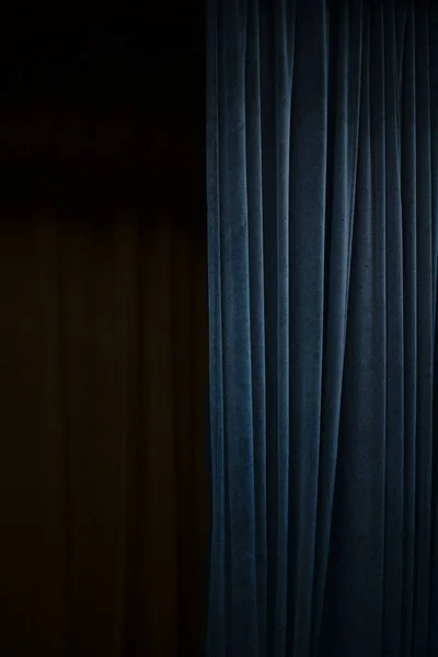 Σκούρο μπλε βελούδινο παραπέτασμα στη μία πλευρά της σκηνής του μαύρου θεάτρου, κάθετο φόντο γεγονότος με μεγάλο χώρο αντιγραφής — Φωτογραφία Αρχείου