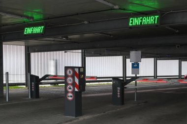Engelleri ve park bileti otomatları olan çok katlı otopark ya da otopark, Almanca Einfahrt, yani giriş, şehir merkezinde trafik konsepti