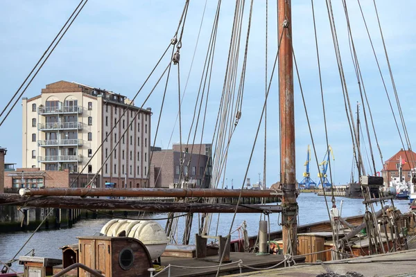 Port de Wismar sur la mer Baltique avec un voilier historique au premier plan, aimant touristique dans la vieille ville hanséatique, Allemagne, Europe — Photo