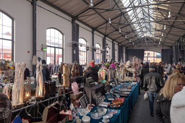 Wismar, Almanya, 2 Şubat 2020: Birçok insan ve farklı kullanılmış malların bulunduğu kapalı bit pazarı, Mecklenburg-Batı Pomerania şehir limanındaki büyük bir salonda seçilmiş odak noktası