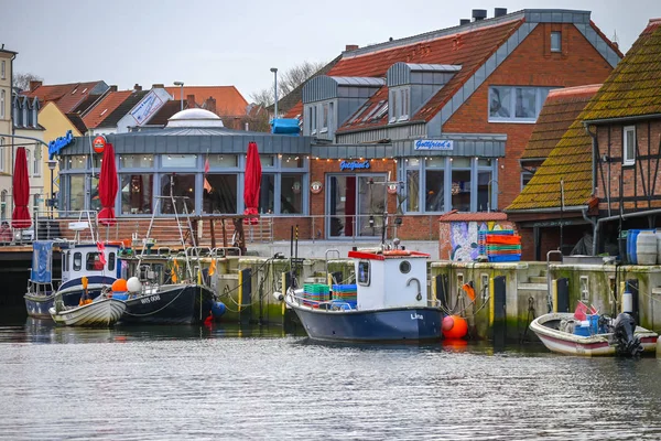 WISMAR, ALEMANIA, 2 DE FEBRERO DE 2020: Coloridos barcos de pesca y restaurantes en el antiguo puerto de la ciudad hanseática de Wismar, una atracción turística que vale la pena en Mecklemburgo-Pomerania Occidental, enfoque seleccionado — Foto de Stock