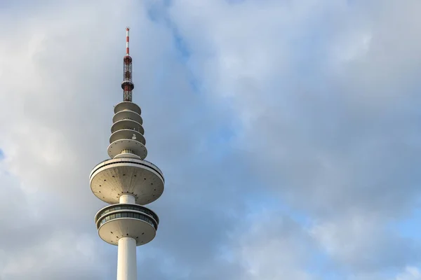 Hamburg wieża telewizyjna, zwany również Heinrich Hertz Tower, przeciwko błękitne niebo z chmurami, przestrzeń kopiowania — Zdjęcie stockowe