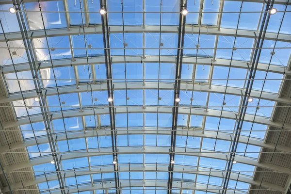 Hamburg, Germany, February 05, 2020: Semicircular roof construction of steel and glass in the modern building of the Hamburg exhibition halls under a blue sky — 图库照片