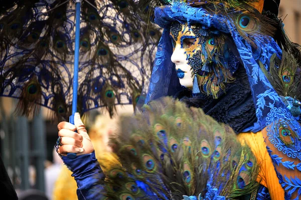 Hamburg, Germany, February 08, 2020: Female mask with peacock feathers at the carnival celebration Maskenzauber, that means Magic Masks, a street festival in Hamburg on the Alster as a tribute to the original event in Venice — ストック写真