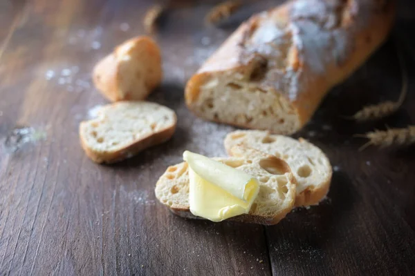 Rebanadas Baguette Pan Francés Con Trozo Mantequilla Madera Rústica Oscura —  Fotos de Stock