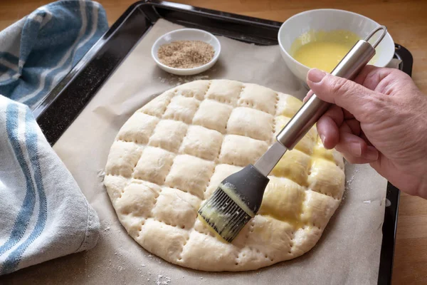 Hand Coating Plat Brood Deeg Met Een Eigeel Mixtur Bakken — Stockfoto