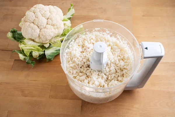 Bloemkool Versnipperd Een Keukenmachine Voor Gezonde Pizza Korst Met Lage — Stockfoto