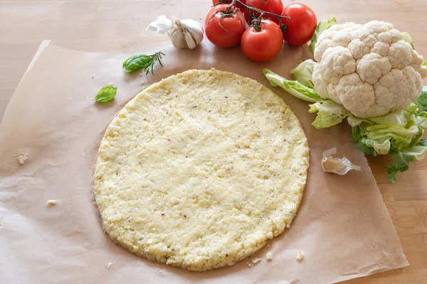 Raw Pizza Base Shredded Cauliflower Baking Paper Healthy Vegetable Alternative — Stock Photo, Image