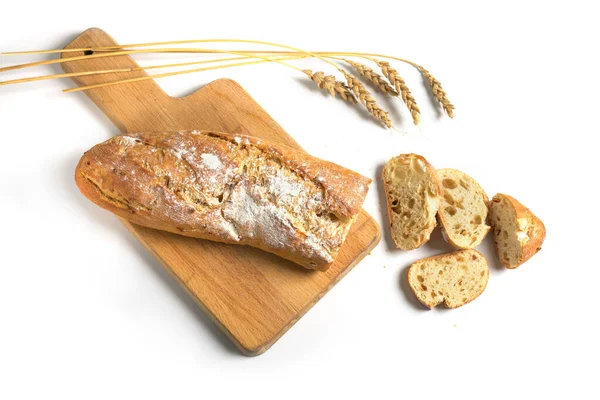 Half Gesneden Stokbrood Frans Brood Gebakken Met Uien Een Keukenbord — Stockfoto