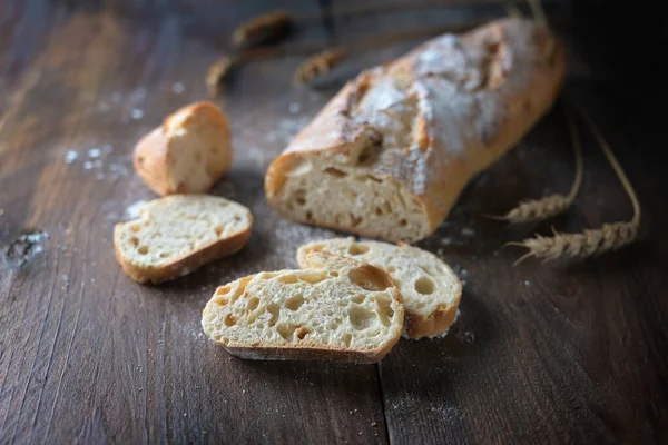 Świeża Bagietka Lub Francuski Chleb Pieczony Cebulą Połowie Krojony Ciemnym — Zdjęcie stockowe