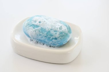 Virüs enfeksiyonuna karşı köpüklü mavi sabun ve köpüklü beyaz sabun, sağlık ve hijyen konsepti, kopyalama alanı, seçili odak