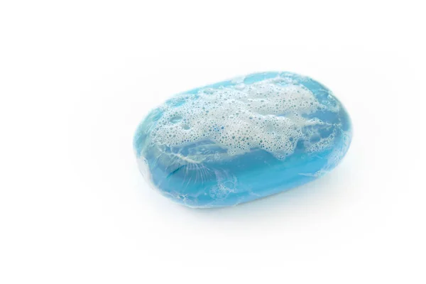 带泡沫的蓝肥皂条 白色背景分离 保健和卫生概念 防止感染晕病毒 复制空间 选定焦点 — 图库照片