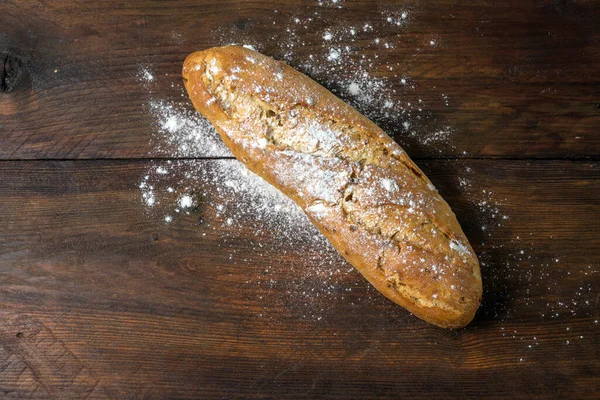 Baguette Pan Francés Horneado Con Cebollas Tablero Madera Oscura Espacio —  Fotos de Stock