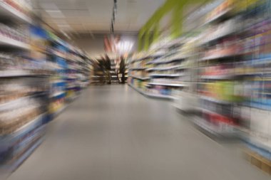Coronavirus krizi sırasında süpermarketten alışveriş yapmak tam raflar arasında birkaç kişi, zoom hareketi bulanıklığı